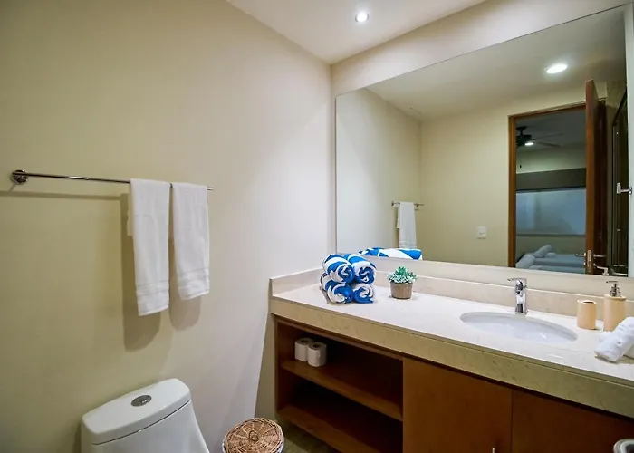 Apartment Luxury Poolside Gem With Pool, Jacuzzi & Gym *