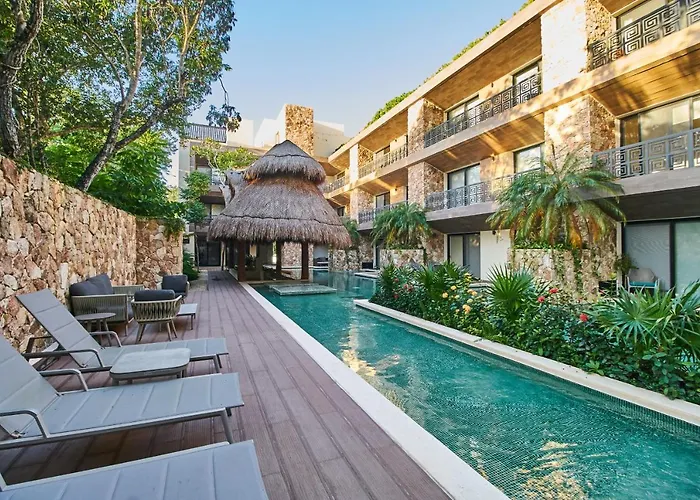 Luxury Poolside Gem With Pool, Jacuzzi & Gym Apartment *