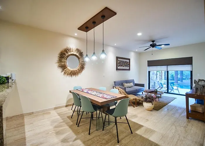Apartment Luxury Poolside Gem With Pool, Jacuzzi & Gym *