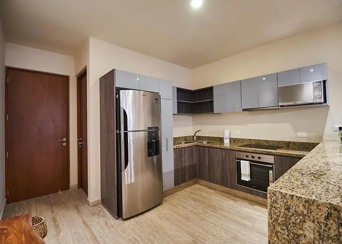 Apartment Luxury Poolside Gem With Pool, Jacuzzi & Gym