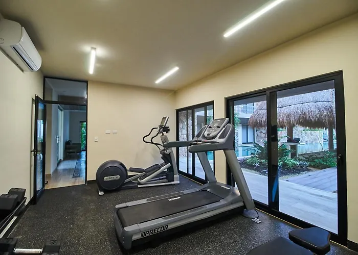 Luxury Poolside Gem With Pool, Jacuzzi & Gym