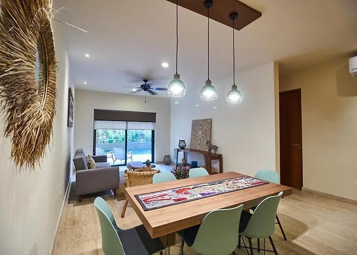 Luxury Poolside Gem With Pool, Jacuzzi & Gym Apartment *