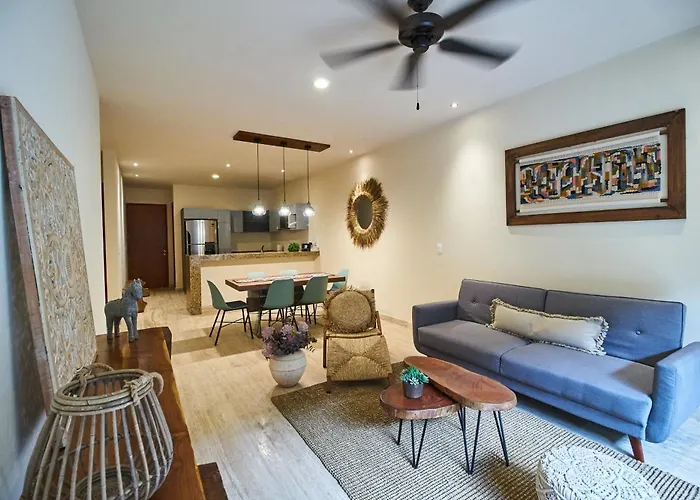Luxury Poolside Gem With Pool, Jacuzzi & Gym